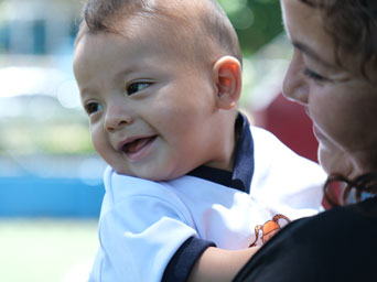 madre con bebe en brazos